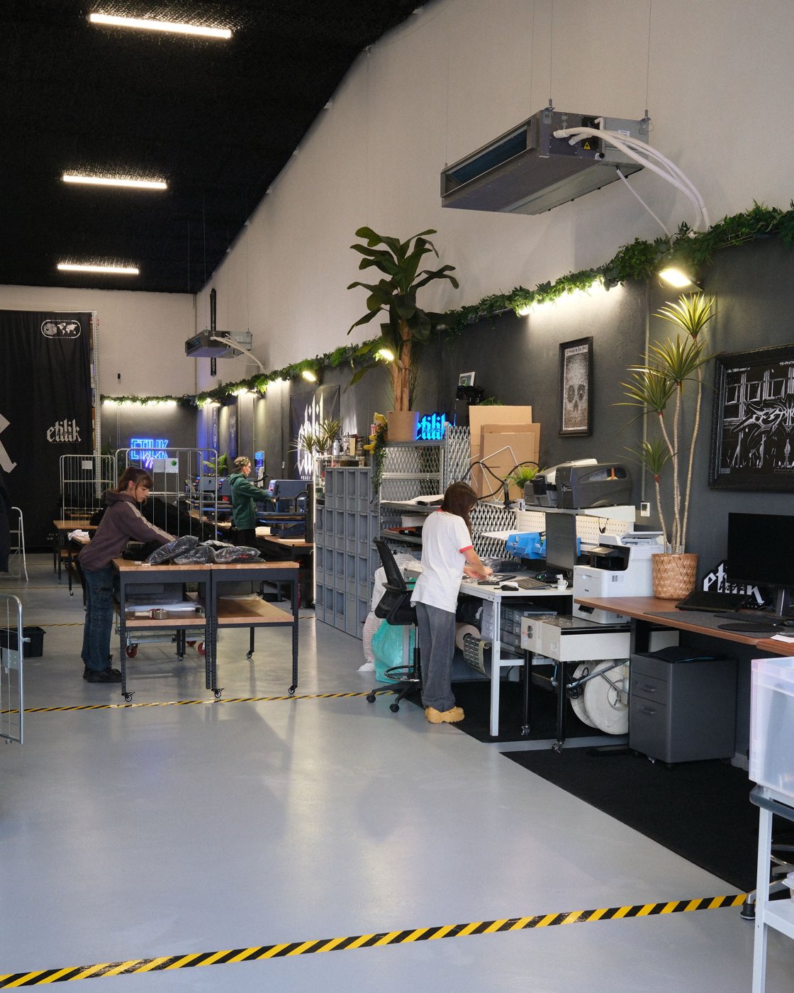 Intérieur de l'atelier Etilik Print à Istres, presses DTF et plans de travail